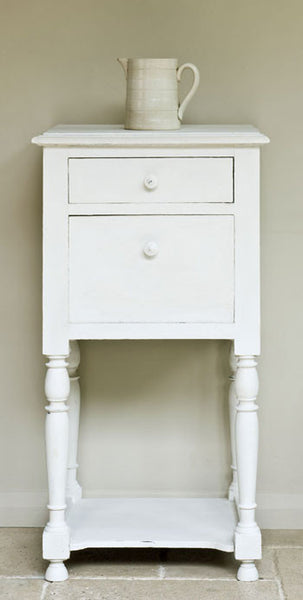 Table by Annie Sloan in Old White Chalk Paint™.