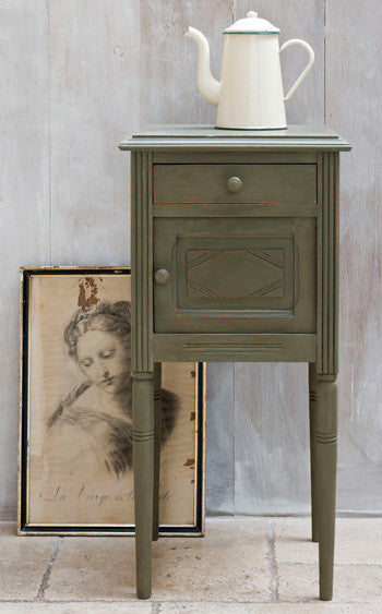 Table by Annie Sloan in Olive Chalk Paint™.