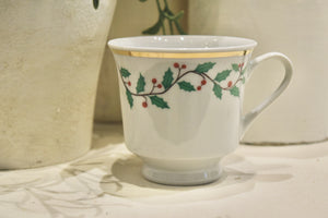 DIY Vintage Candle Kit - Holly and Berries Teacup