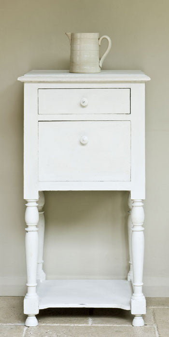 Table by Annie Sloan in Old White Chalk Paint™.